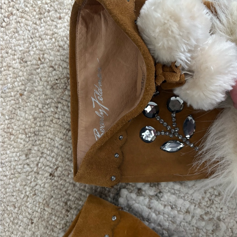 Beverly Feldman Brown Moccasins with White Fur Trim - Picture 4 of 5